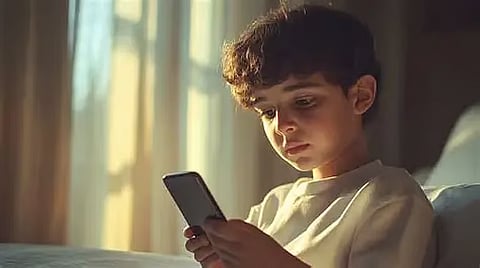 باحثة: كثرة تعرض الطفل للشاشات تؤثر على قدرات التكلم والتعبير