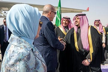 الرئيس التركي يصل إلى الرياض وفي مقدمة مستقبليه نائب أمير المنطقة
