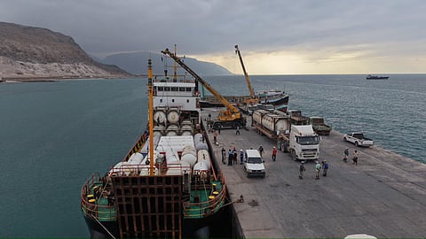 البرنامج السعودي لتنمية وإعمار اليمن: وصول أولى دفعات خزانات الغاز المنزلي إلى سقطرى