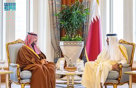 بتوجيه من القيادة.. وزير الدفاع يلتقي أمير قطر