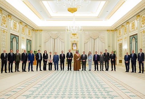 صورة تذكارية تجمع ولي العهد والمستشار الألماني مع وفدٍ من رجال الأعمال المصاحب لزيارته للمملكة    