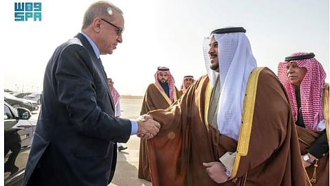 الرئيس التركي يغادر الرياض وفي مقدمة مودعيه نائب أمير المنطقة