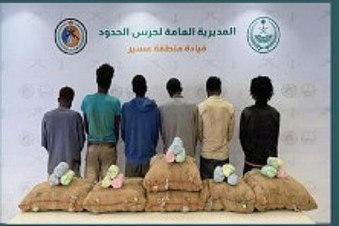 حرس الحدود يقبض على 6 إثيوبيين لتهريبهم 90 كيلوجراما من القات المخدر
