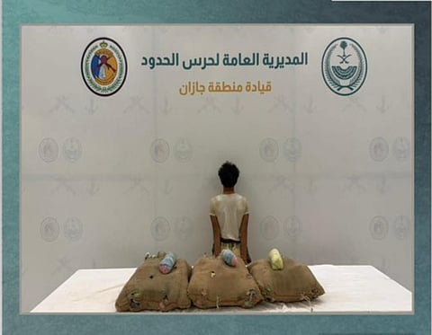 حرس الحدود بجازان يقبض على يمني لتهريبه 60 كيلوجرامًا من القات المخدر