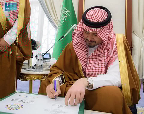 أمير المدينة المنورة يُدشِّن شعار برنامج مدن التعلّم بالمنطقة