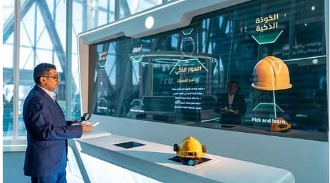 مزودة بكاميرات وترصد المواد الخطرة.. استعراض الخوذة الذكية بمعرض الدفاع العالمي 2026