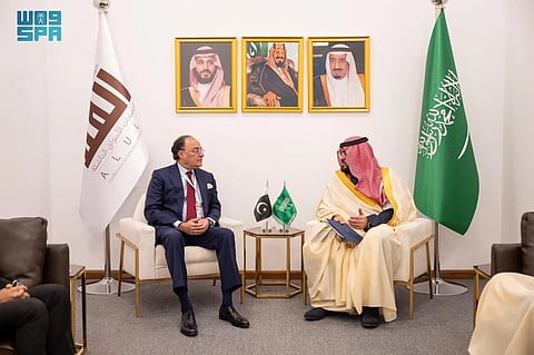 وزير الاقتصاد والتخطيط يبحث مع وزير المالية الباكستاني سبل التعاون الاقتصادي