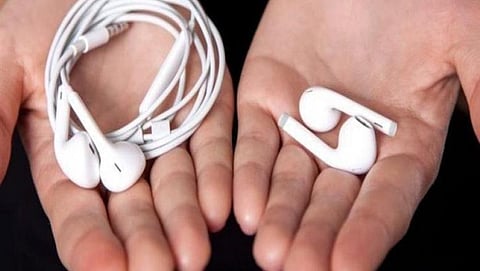 طبيب يحدد أضرار استخدام سماعات الأذن لفترات طويلة وطرق تجنبها