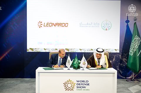 الدفاع توقع 28 عقدًا مع شركات محلية ودولية 