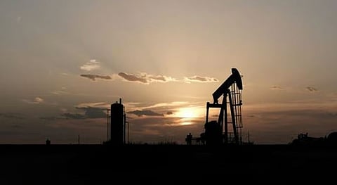 تراجع النفط مع تقييم لمخاطر الإمدادات وسط توتر بين الولايات المتحدة وإيران