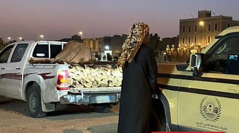 ضبط مخالف لنقله حطبًا محليًا في منطقة الرياض