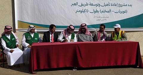 بطول 40 كلم.. بدء مرحلة جديدة من مشروع توسعة وإعادة تأهيل طريق العبر بمأرب