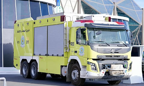 «الدفاع المدني» تستعرض شاحنة التدخل في حوادث الانهيارات بمعرض الدفاع العالمي