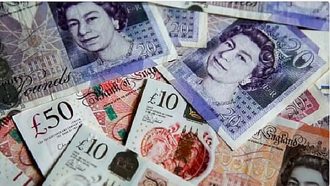 الجنيه الإسترليني ينخفض مقابل الدولار الأمريكي ويرتفع مقابل اليورو