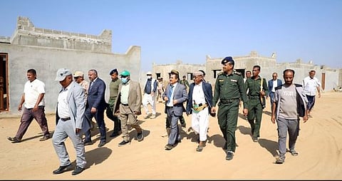 بدعم سعودي.. محافظ حجة يطلع على سير العمل في مشروع إنشاء مجمع سكني للنازحين 