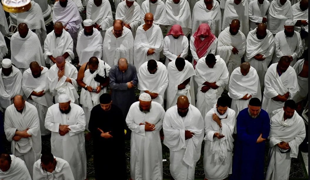 المصلون يؤدون أول صلاة تراويح في رمضان بالمسجد الحرام وسط خدمات متكاملة