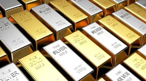 انخفاض أسعار الذهب 1% والفضة 2.7%