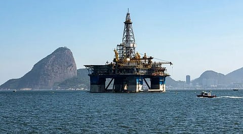 استقرار النفط مع تقييم مخاطر الإمدادات قبل محادثات بين الولايات المتحدة وإيران