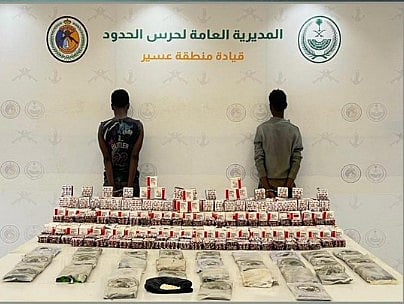 حرس الحدود بعسير يقبض على إثيوبيين لتهريبهما 35 كيلوجراما من الحشيش المخدر