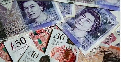 الجنيه الإسترليني ينخفض مقابل الدولار الأمريكي ويرتفع مقابل اليورو