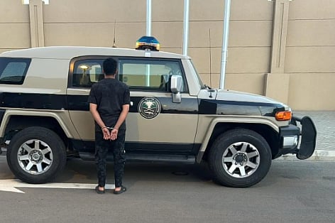 القبض على مقيم يمني لنقله 3 مخالفين لنظام أمن الحدود بجازان