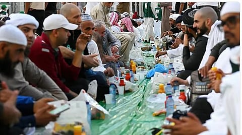 جموع الصائمين يصطفون لتناول موائد الإفطار بالمسجد النبوي في أول أيام شهر رمضان