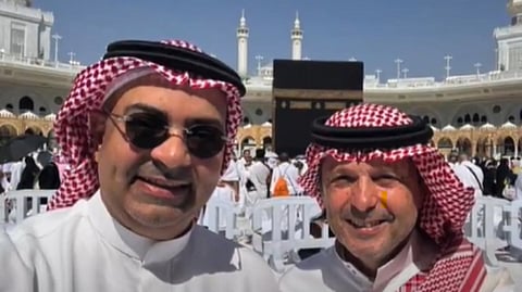 بعد حصوله على الجنسية السعودية.. جون باغانو يوثق لحظاته الأولى في الحرم المكي