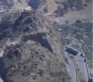 بدعم سعودي.. إعادة تأهيل طريق حيوي يربط بين تعز ولحج يخفف متاعب ملايين اليمنيين