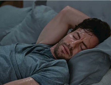 خالد النمر: 8 أسباب للتعرق الشديد اثناء النوم 