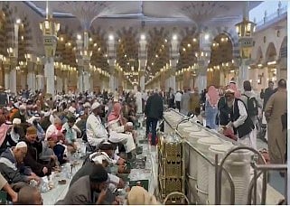 مسؤول بالحرمين: وزعنا خلال اليومين الماضيين أكثر من مليون وجبة إفطار 