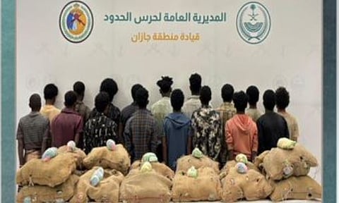القبض على 17 مخالفا من الجنسيتين اليمنية والإثيوبية لتهريبهم 340 كيلوجرامًا من القات بجازان 