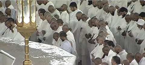 صفوف المصلين تتجاوز كيلومترا خارج ساحات الحرم المكي