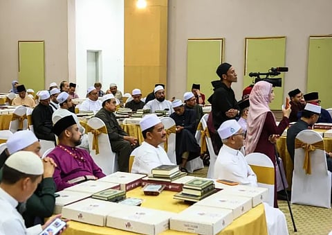 «الشؤون الإسلامية» تباشر تنفيذ برنامجي خادم الحرمين الشريفين لتفطير الصائمين وتوزيع التمور في ماليزيا