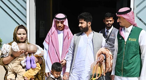 إنفاذاً لتوجيهات خادم الحرمين الشريفين.. التوأم الملتصق الباكستاني يصل إلى الرياض