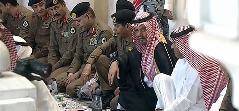 نائب أمير مكة يشارك رجال الأمن الإفطار في المسجد الحرام

 