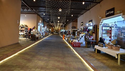  الفوانيس تزين السوق الشعبي بحائل خلال استقباله الزوار في أجواء رمضانية