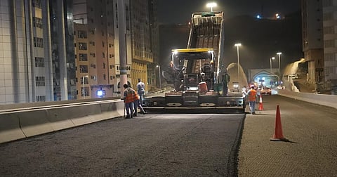  تنفيذ وتحسّين أكثر من مليون متر مربع من الطرق بالعاصمة المقدسة في 2025