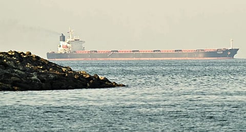 الحرس الثوري الإيراني يعلن إصابة 10 ناقلات نفط في مضيق هرمز
