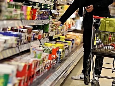 خوفًا من «الأرفف الخاوية».. إيرانيون يلجأون إلى تخزين السلع والسلطات تحظر التصدير «حتى إشعار آخر»
