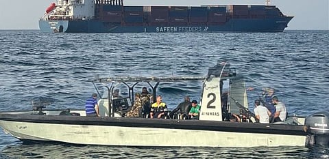 البحرية العمانية تنقذ طاقم سفينة ترفع علم مالطا استهدفت بصاروخين
