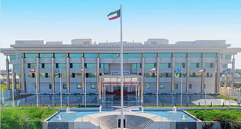 الكويت تمدد جميع أنواع تأشيرات الدخول للزيارة لمدة شهر بدون رسوم أو غرامات