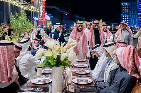 الشمري يتوسط عدد من الاعلاميين في الخبر