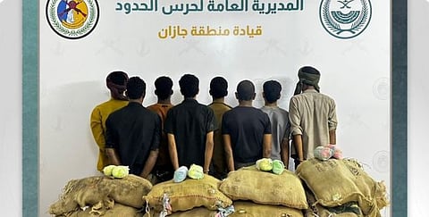 القبض على مخالفين من الجنسية اليمنية والإثيوبية لتهريبهما القات في جازان وعسير
