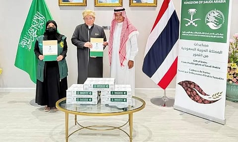مركز الملك سلمان للإغاثة يُسلّم 25 طنًا من التمور هدية المملكة لتايلند