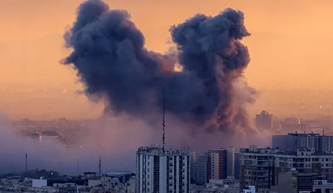 إسرائيل تبدأ موجة ضربات واسعة على البنية التحتية للنظام الإيراني بطهران وأصفهان