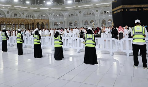 متطوعو الدفاع المدني يشاركون في خدمة ضيوف الرحمن خلال شهر رمضان 1447هـ
