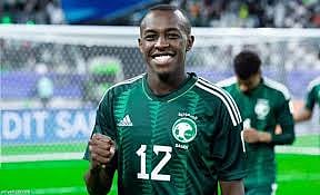 السعودي سعود عبد الحميد يسجل أول أهدافه في الدوري الفرنسي ويقود لونس لفوز كبير على ميتز