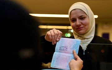 الجوازات السعودية بمنفذ حالة عمار تستقبل ضيوف الرحمن القادمين لأداء العمرة
