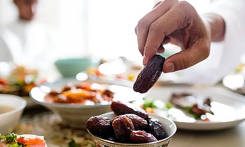 «الصحة»: وجبات صحية وماء كافٍ يحافظان على طاقة الصائم في العشر الأواخر