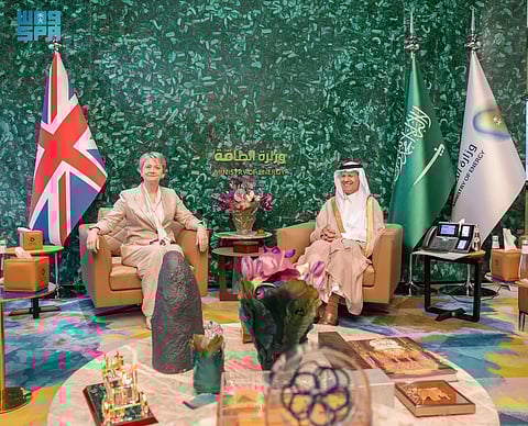 الأمير عبدالعزيز بن سلمان يبحث فرص التعاون في قطاع الطاقة مع وزيرة الخارجية والتنمية البريطانية
